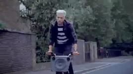 The Bike Song (feat. Spank Rock & Kyle Falconer) [Music Video] - Mark Ronson