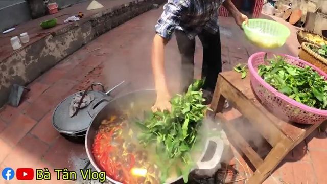 MV Làm Nồi Lẩu Ếch Măng Chua Cay Siêu To Khổng Lồ - Bà Tân Vlog