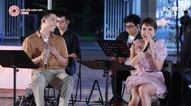Xem MV Giữa Đại Lộ Đông Tây (Live At XHTDRLX) - Uyên Linh