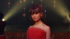 Xem MV John Hughes Movie - Maisie Peters