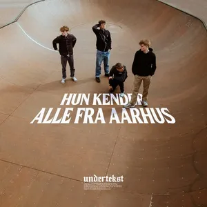Hun Kender Alle Fra Aarhus (Single) - Undertekst