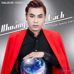 khoang cach - lam chan kiet